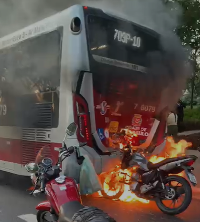 Acidente entre ônibus e moto provoca incêndio e deixa motociclista em estado grave; veja vídeo