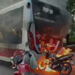 Acidente entre ônibus e moto provoca incêndio e deixa motociclista em estado grave; veja vídeo