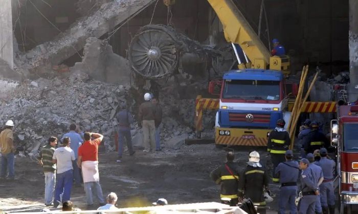 Foto mostra local de queda do avião da Tam em São Paulo