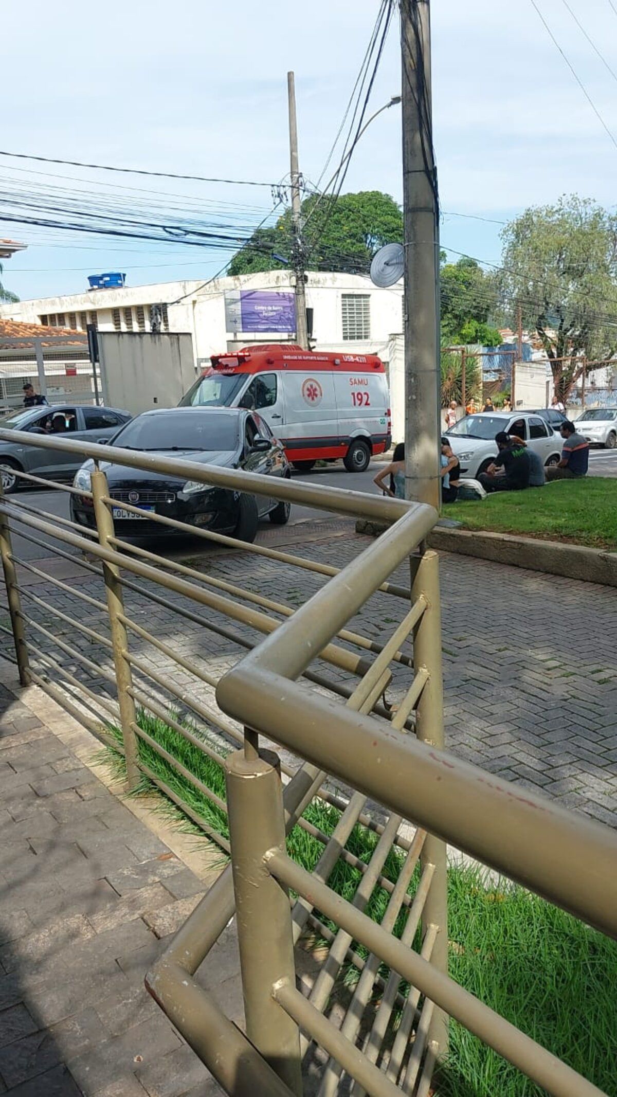 Homem foge após bater carro e abandona vítimas e veículo na Avenida Tereza Cristina, em BH