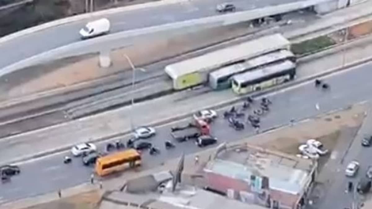 Vídeo: motociclista sem CNH fica ferido após batida em Mobi na região da Pampulha