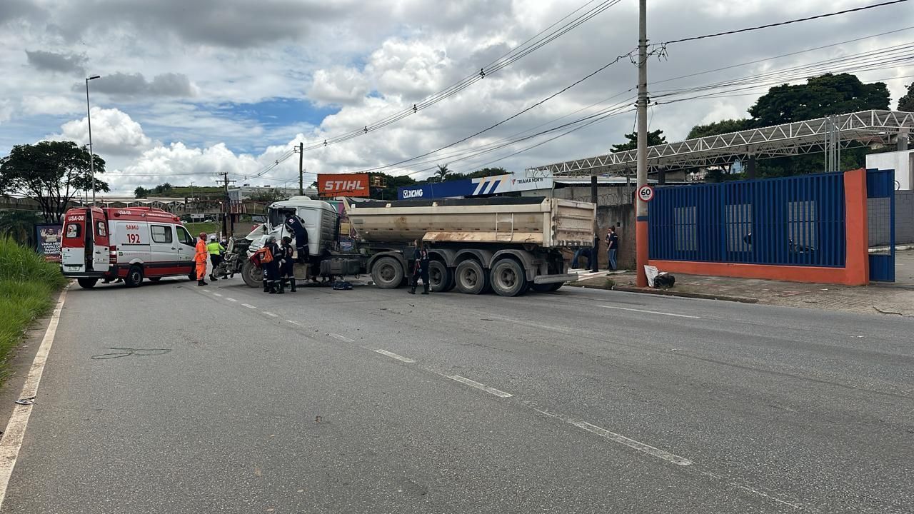 Acidente envolvendo carreta e ônibus, na Via Expressa, deixa motorista preso as ferragens