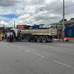 Acidente envolvendo carreta e ônibus, na Via Expressa, deixa motorista preso as ferragens