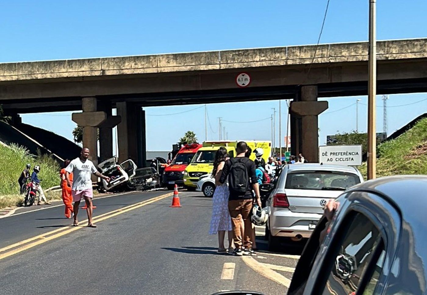 Acidente com cinco carros em rodovia de MG mata um e deixa três feridos