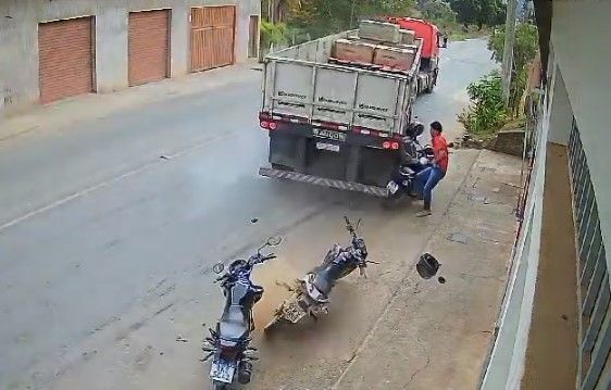Vídeo: motociclista atingido por carreta em MG sobrevive, e caminhoneiro explica o que ocorreu