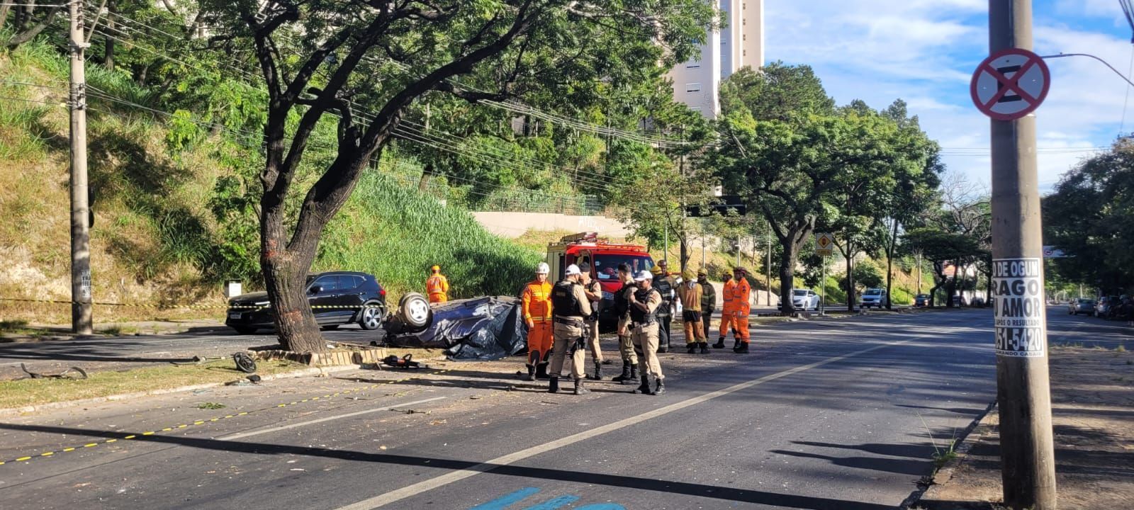 Carro capota em frente ao cemitério da Paz, mata uma pessoa e fere outra  em BH