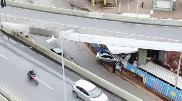 Carro atinge canteiro de obras na Lagoinha e interdita faixa da Av. Antônio Carlos, em BH
