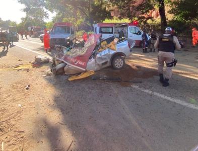 Três dos 12 feridos estão em estado grave. Várias ambulâncias do Samu e do Corpo de Bombeiros prestam socorro às vítimas.