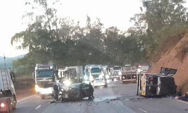 Acidente grave entre van e carro gera congestionamento quilométrico na BR-040, em Itabirito (MG)