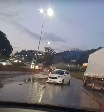 Carro bate em mureta no Anel Rodoviário, em BH, devido à pista molhada