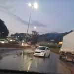 Carro bate em mureta no Anel Rodoviário, em BH, devido à pista molhada