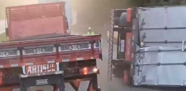 O feriado prolongado de Finados terminou com 29 mortos nas rodovias estaduais e federais de Minas, conforme balanço divulgado nesta terça-feira pelas polícias Militar Rodoviária e Rodoviária Federal.