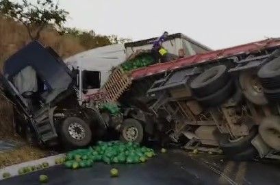 Vídeo: acidente entre van com pacientes, carreta e caminhão mata cinco pessoas em Minas