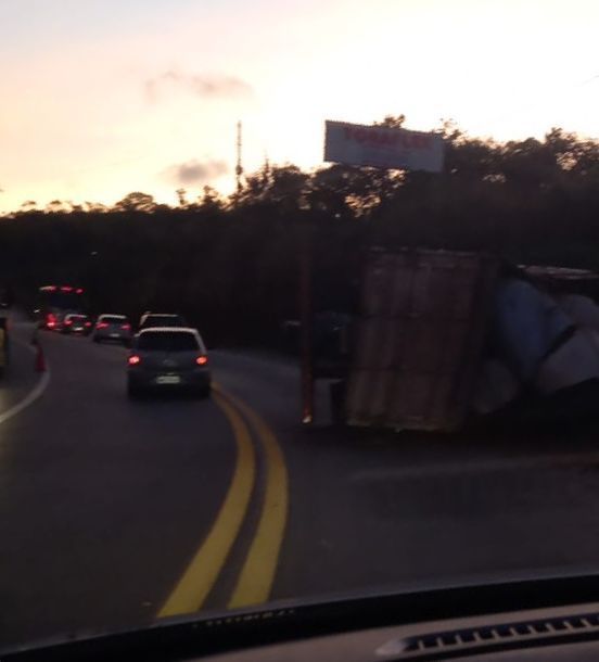 Acidente com carreta bloqueia pista da BR-381 na Grande BH