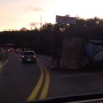 Acidente com carreta bloqueia pista da BR-381 na Grande BH