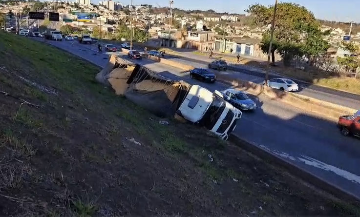 Anel Rodoviário de BH tem 15h de interdição por causa de acidente com caminhão