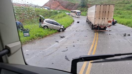O feriado prolongado de Finados terminou com 29 mortos nas rodovias estaduais e federais de Minas, conforme balanço divulgado nesta terça-feira pelas polícias Militar Rodoviária e Rodoviária Federal.