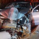 Carro bate em poste e deixa quatro pessoas feridas em Juiz de Fora-MG
