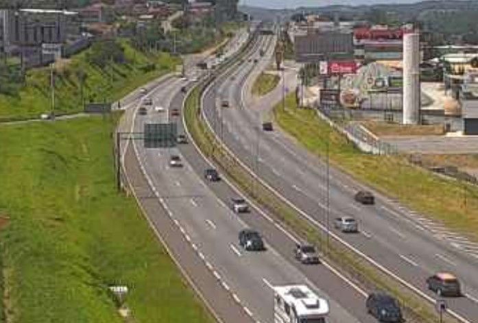 BR-381 tem trânsito liberado após acidente entre Cegonheira e carro em Betim