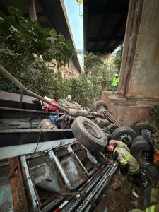 O feriado prolongado de Finados terminou com 29 mortos nas rodovias estaduais e federais de Minas, conforme balanço divulgado nesta terça-feira pelas polícias Militar Rodoviária e Rodoviária Federal.
