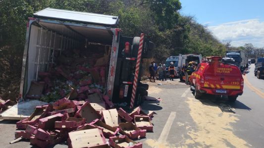 Caminhão, que transportava uma carga de mamão e seguia no sentido Vitória, bateu na altura do quilômetro 429
