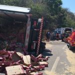 Caminhão bate em mureta, tomba e interdita BR-381, em Caeté