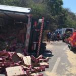 Caminhão bate em mureta, tomba e interdita BR-381, em Caeté