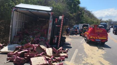 Caminhão, que transportava uma carga de mamão e seguia no sentido Vitória, bateu na altura do quilômetro 429