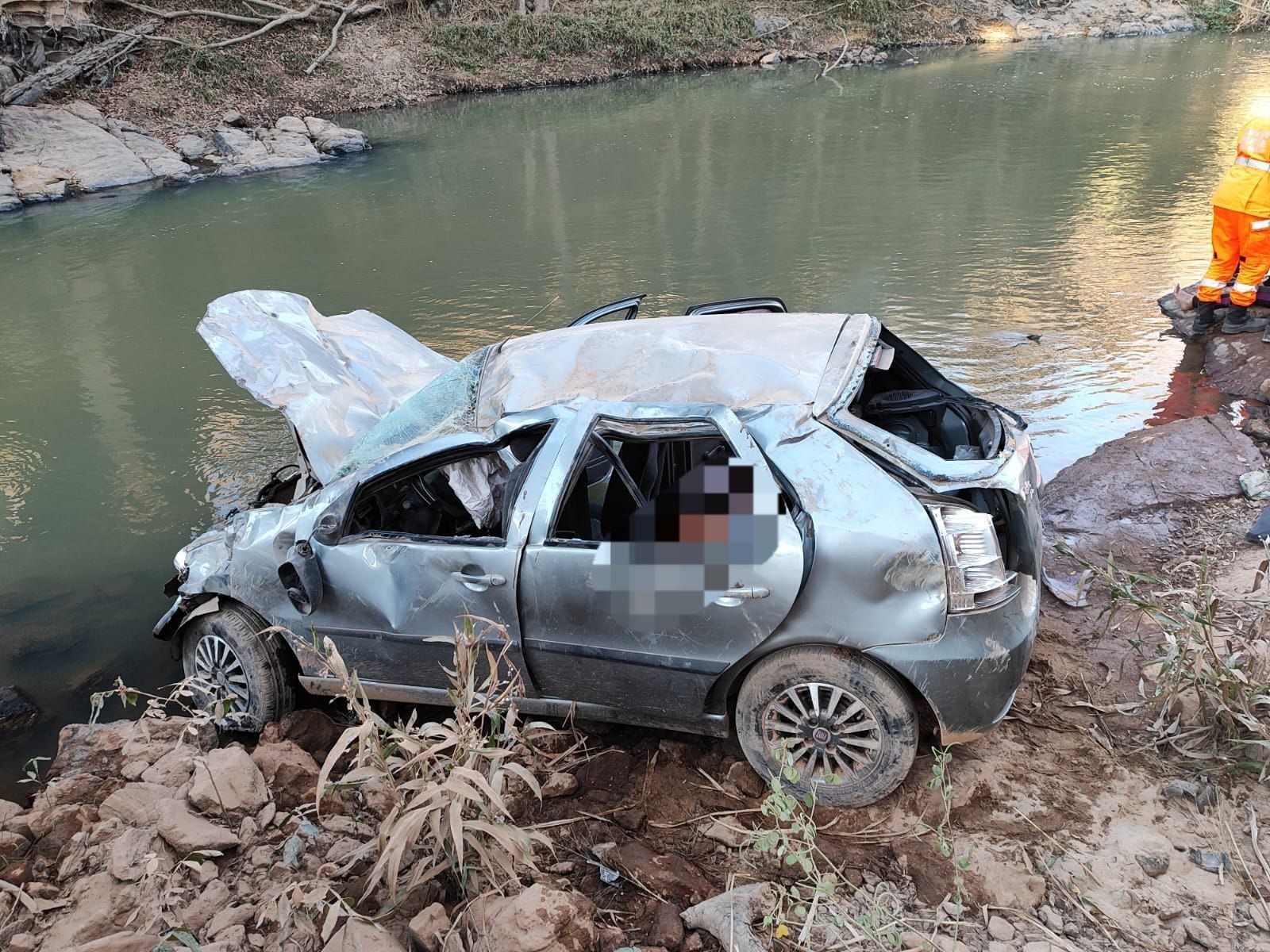 Carro cai de ponte de 20 metros, mata uma pessoa e deixa quatro feridas em Minas