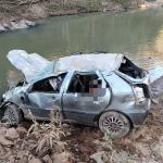 Carro cai de ponte de 20 metros, mata uma pessoa e deixa quatro feridas em Minas