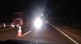 Acidente com caminhão fecha pista da BR-040 nesta segunda-feira