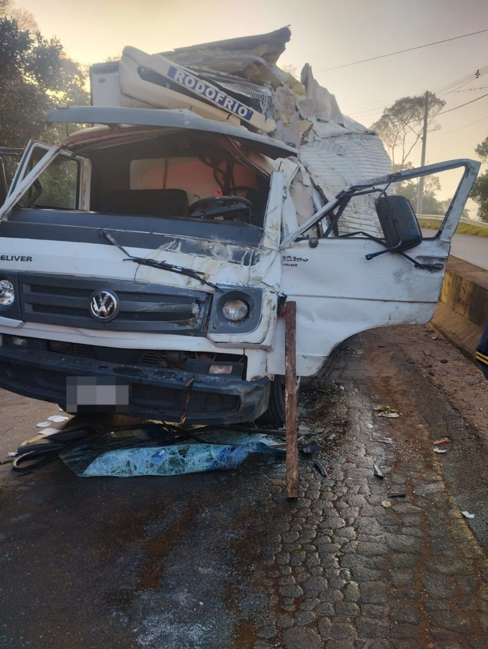 Motorista fica preso às ferragens após bater caminhão na descida da Serra do Campestrinho, em Poços de Caldas