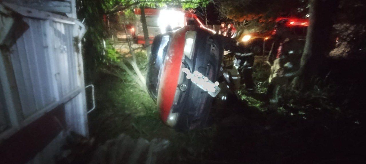 Ladrão furta Celta, capota, atinge cerca da Ceasa e é preso em Minas