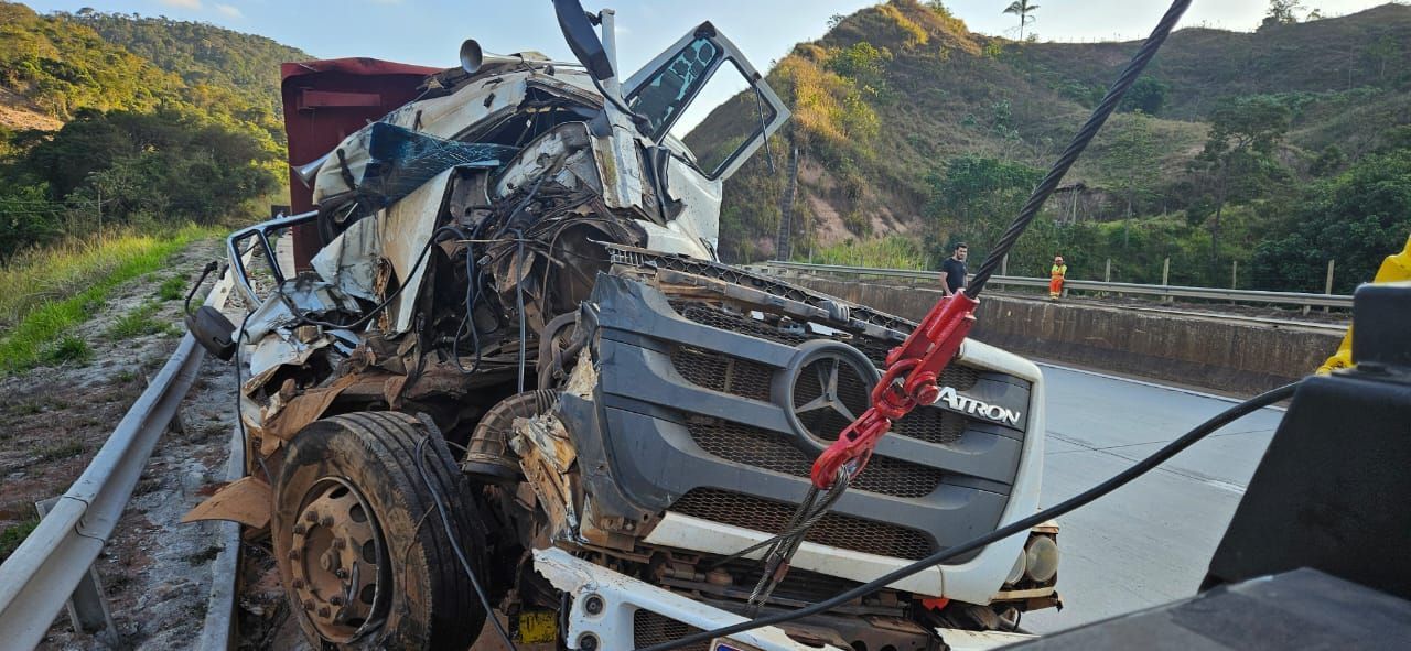 Motorista sai ileso após acidente grave entre carretas na BR-381, na região do Vale do Aço (MG)