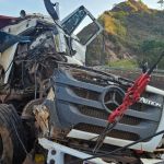 Motorista sai ileso após acidente grave entre carretas na BR-381, na região do Vale do Aço (MG)