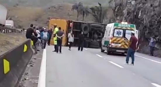O feriado prolongado de Finados terminou com 29 mortos nas rodovias estaduais e federais de Minas, conforme balanço divulgado nesta terça-feira pelas polícias Militar Rodoviária e Rodoviária Federal.