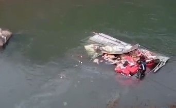 Vídeo: caminhão cai em rio na MG-262, motorista fica preso às ferragens e com água até o pescoço