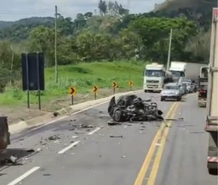 Acidente entre carreta e carro deixa uma pessoa morta na BR-381, na Região Central