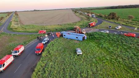 O feriado prolongado de Finados terminou com 29 mortos nas rodovias estaduais e federais de Minas, conforme balanço divulgado nesta terça-feira pelas polícias Militar Rodoviária e Rodoviária Federal.