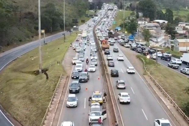 Vídeo: engavetamento trava a BR-356 nesta segunda-feira, entre BH e Nova Lima