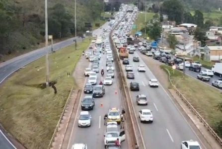 O feriado prolongado de Finados terminou com 29 mortos nas rodovias estaduais e federais de Minas, conforme balanço divulgado nesta terça-feira pelas polícias Militar Rodoviária e Rodoviária Federal.