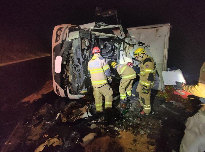 Acidente grave entre caminhão e carreta mata homem na BR-251, no Norte de Minas