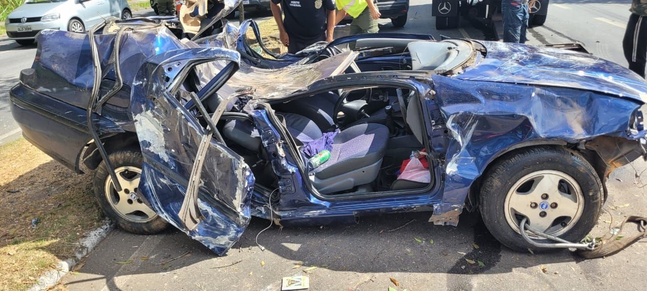 Cerveja e volante arrancado: veja fotos do acidente fatal em frente ao Cemitério da Paz