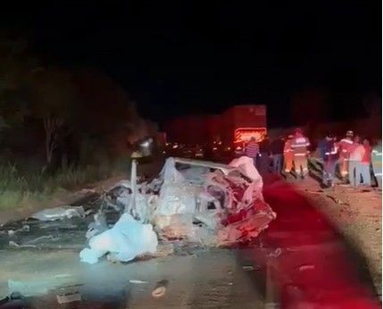 Carro tenta ultrapassagem, bate em carreta bitrem e explode em MG; duas pessoas morreram