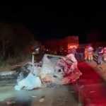 Carro tenta ultrapassagem, bate em carreta bitrem e explode em MG; duas pessoas morreram
