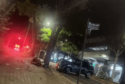 Carro bate, ocupa duas faixas e é abandonado na Avenida Professor Mário Werneck
