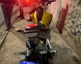 Carro bate, ocupa duas faixas e é abandonado na Avenida Professor Mário Werneck