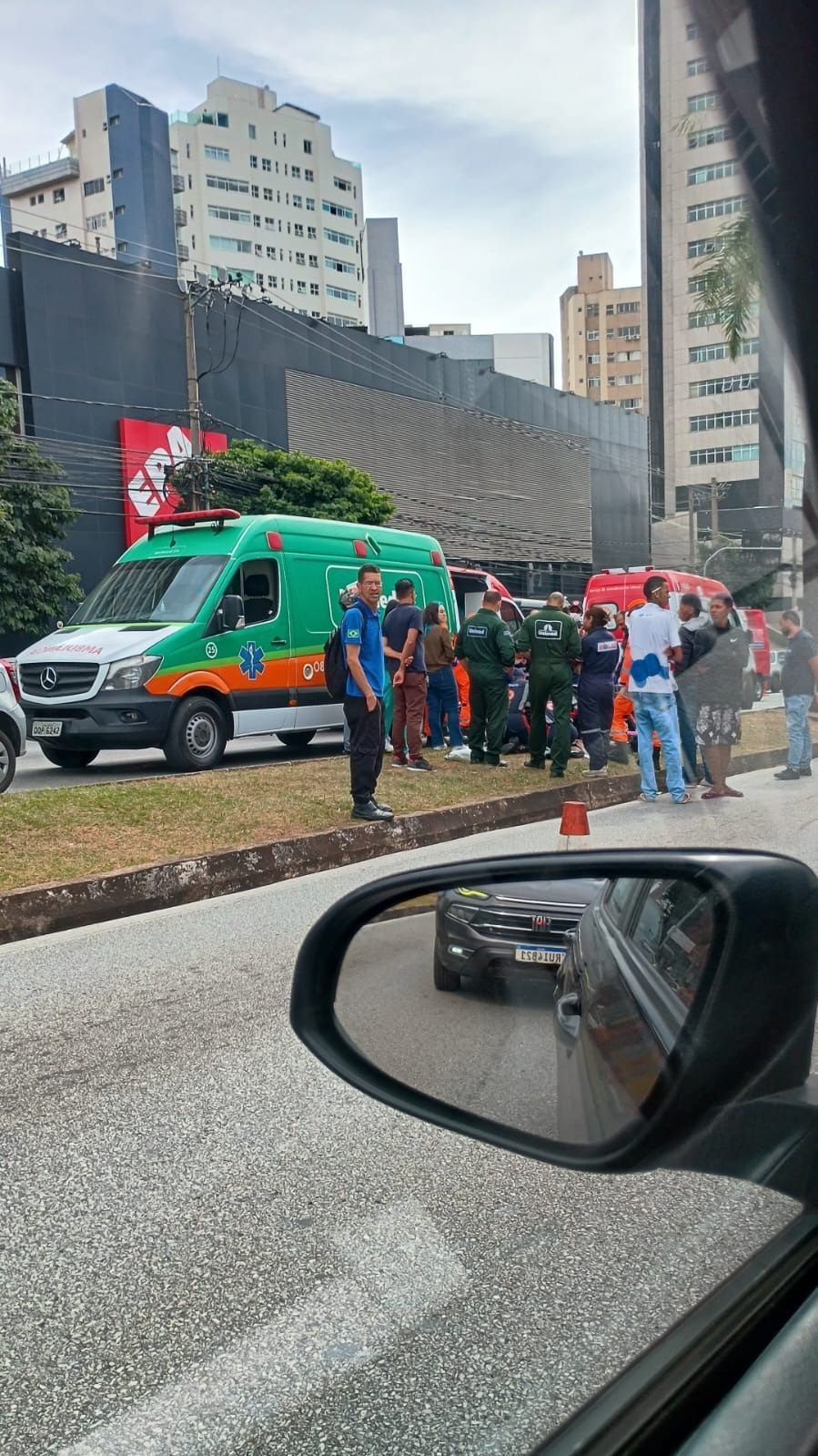 Bombeiros atendem jovem na av. Nossa Senhora do Carmo, em BH, e trânsito fica complicado
