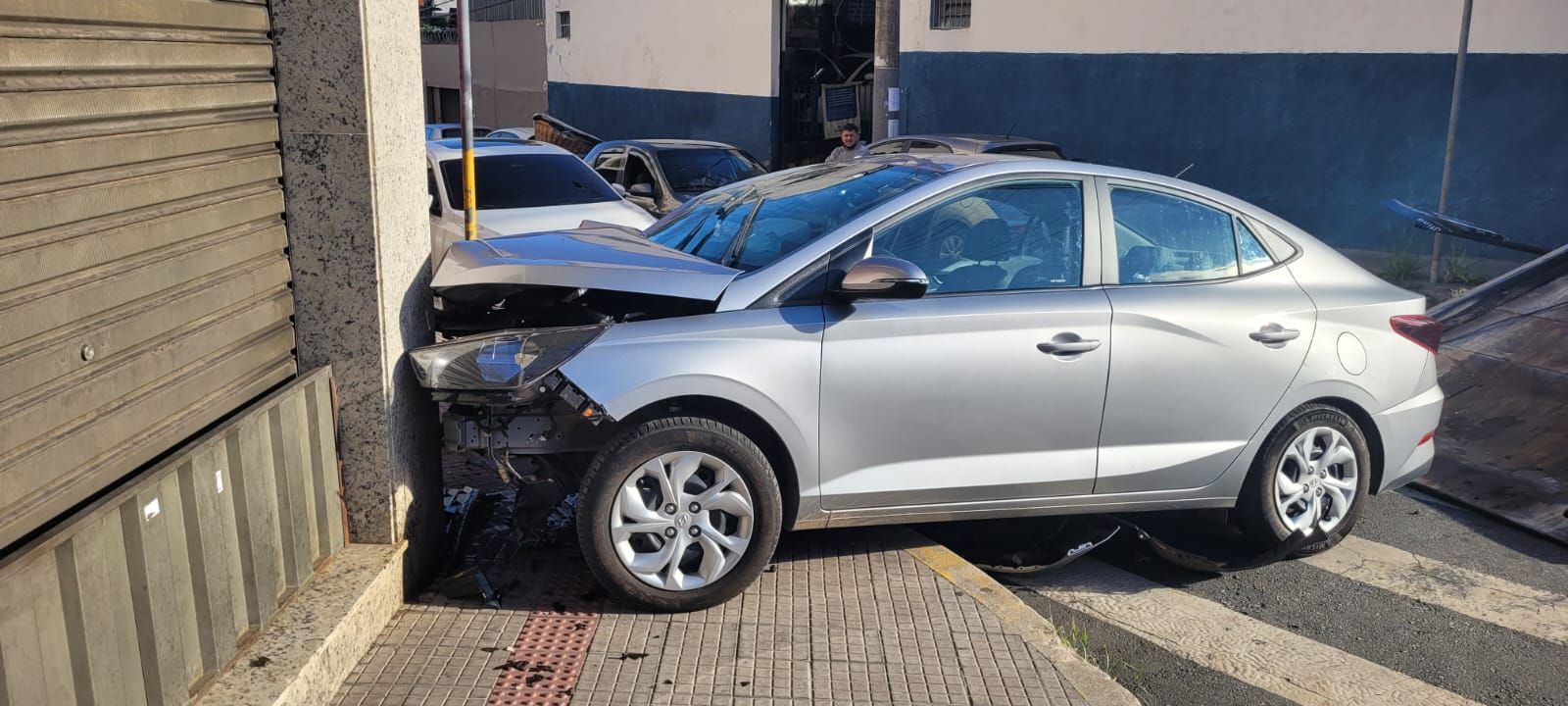 Passageira puxa freio de mão, motorista de HB20 perde controle e atinge lanchonete no bairro Prado