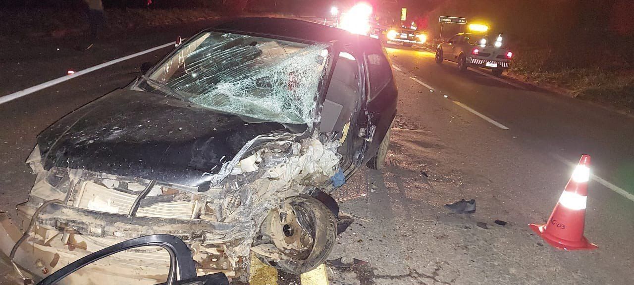 Batida frontal entre dois carros deixa jovem preso às ferragens, no interior de Minas